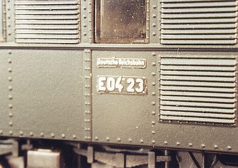 Beschriftung der Märklin E 04 mit geätzten Schildern aus Neusilber